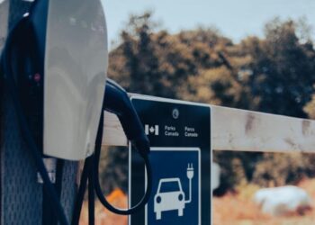 Imagem de veículos elétricos em destaque no mercado mundial