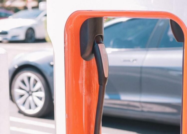 Carro elétrico em ambiente urbano