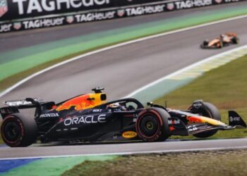 Pilotos da Fórmula 1 medindo suas alturas