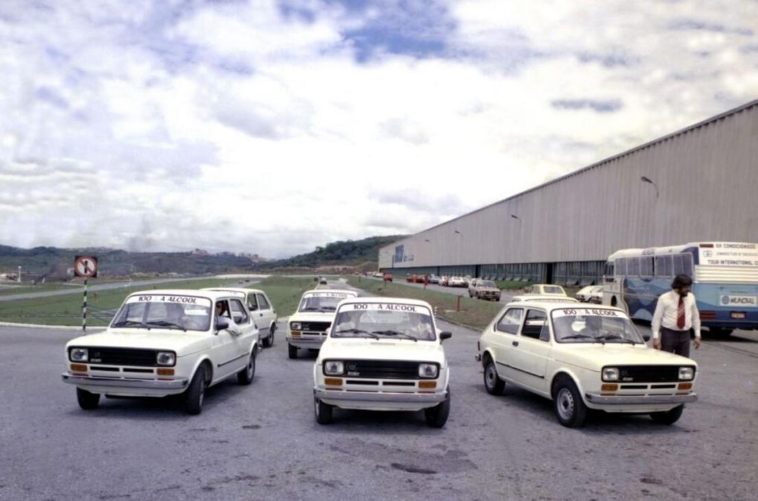 Fiat 147 em destaque, modelo histórico da Fiat