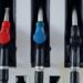 Funcionário verificando diesel em bomba