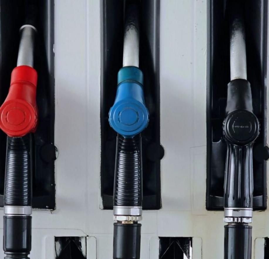 Funcionário verificando diesel em bomba