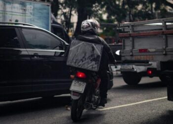 Motociclista verificando pontos cegos