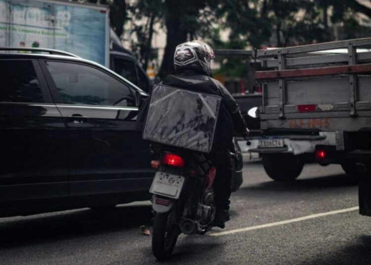Motociclista verificando pontos cegos