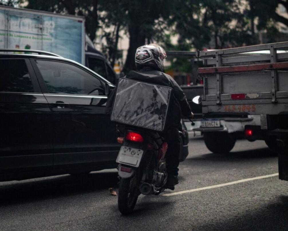 Motociclista verificando pontos cegos