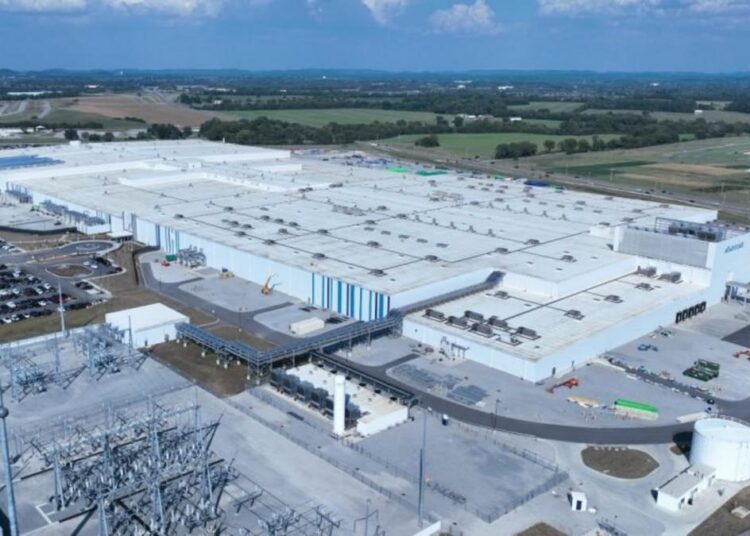 Baterias em produção na fábrica da General Motors