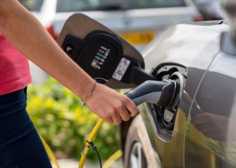 Veículos elétricos em discussão comercial