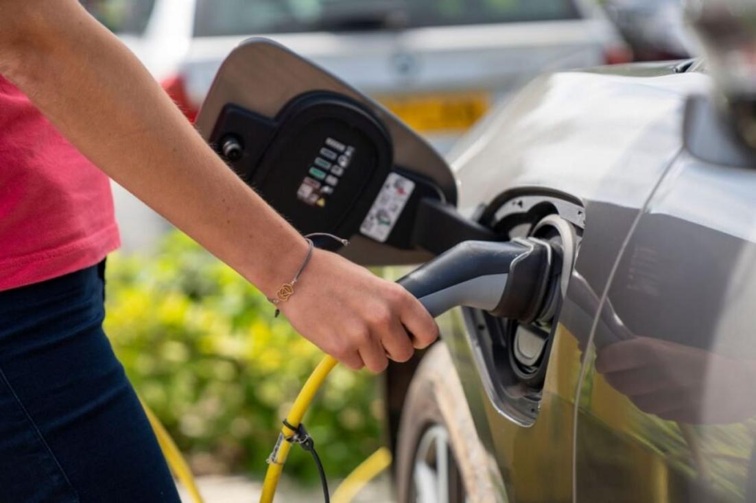 Veículos elétricos em discussão comercial