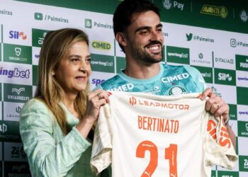 Bruno Bertinato sendo apresentado pelo Palmeiras