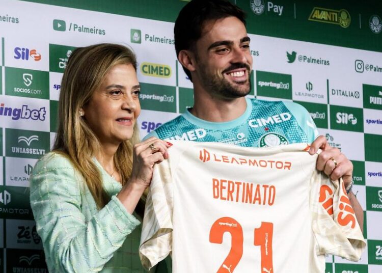 Bruno Bertinato sendo apresentado pelo Palmeiras