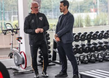 São Paulo treinando em campo molhado