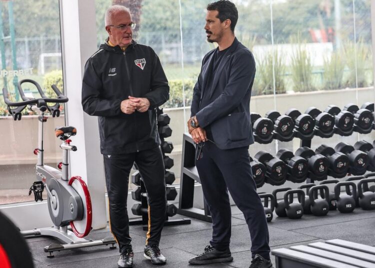São Paulo treinando em campo molhado