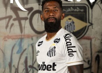 Rodinei veste a camisa do Santos pela primeira vez