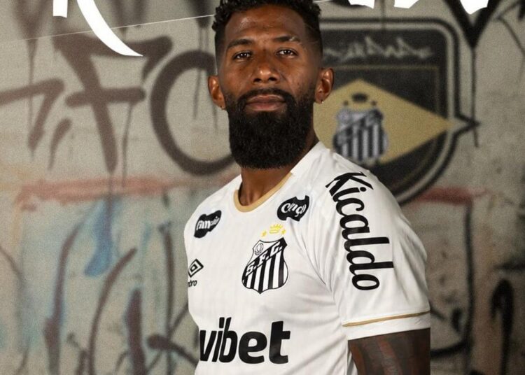 Rodinei veste a camisa do Santos pela primeira vez