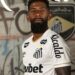 Rodinei veste a camisa do Santos pela primeira vez