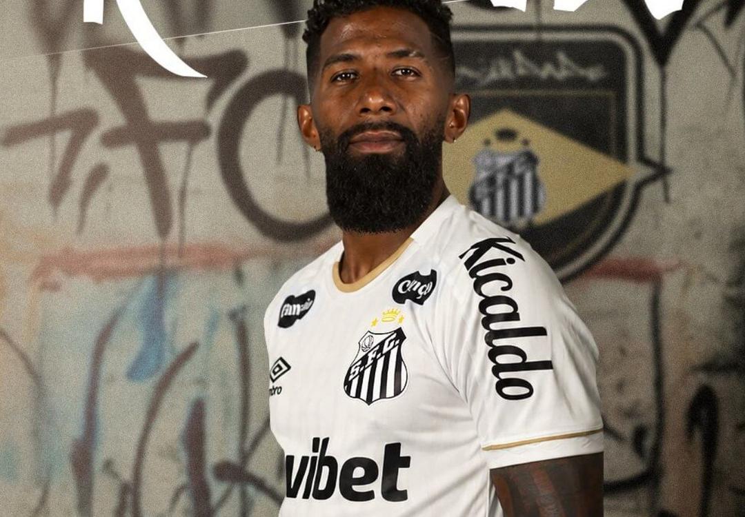 Rodinei veste a camisa do Santos pela primeira vez