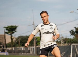 Arthur fala sobre futuro no Santos e contrato de 4 meses