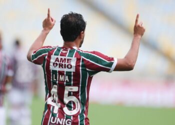 Lima jogando pelo Fluminense