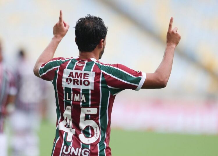 Lima jogando pelo Fluminense