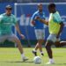 Jogadores do Palmeiras treinando