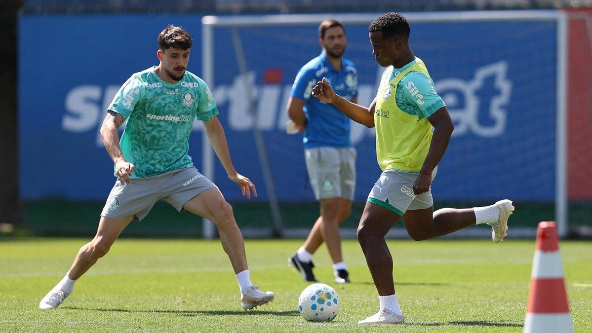 Jogadores do Palmeiras treinando