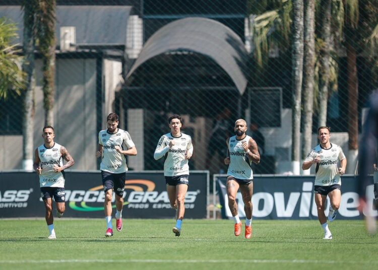 Jogadores do Santos em treinamento