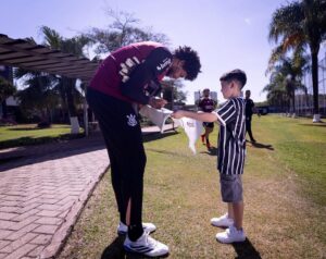 Corinthians apura ofensas a jovem torcedor no estádio