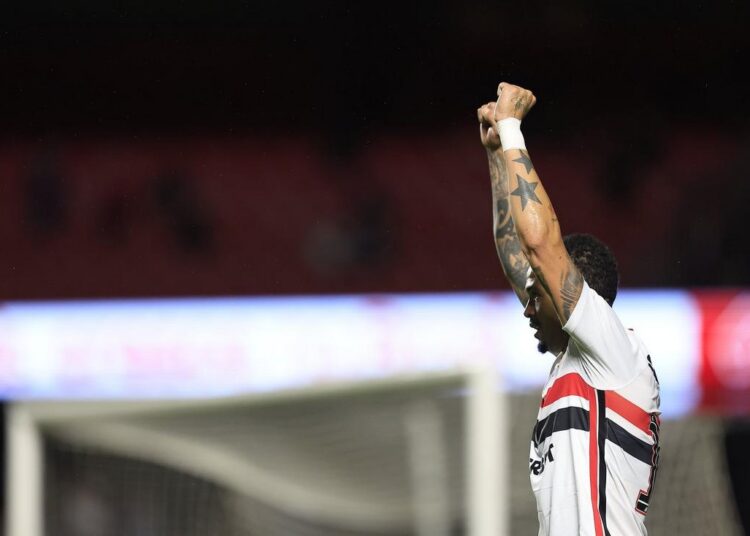 Jogadores do São Paulo comemorando a vitória contra o Atlético-MG