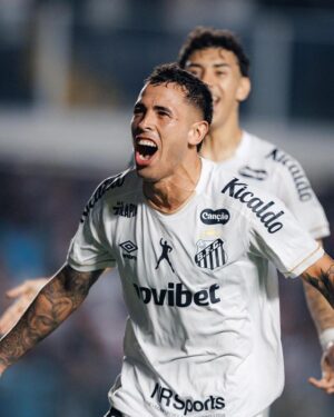 Sants conquista vitória de 2 a 0 e lidera a disputa com o Galo