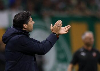 Abel Ferreira observa jogo do Palmeiras