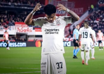 Corinthians e Estudiantes durante o jogo pela Libertadores