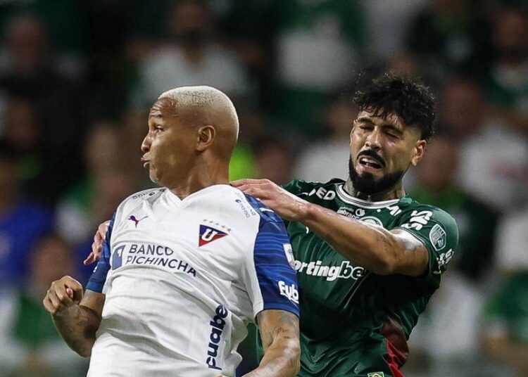 Deyverson em ação pela LDU