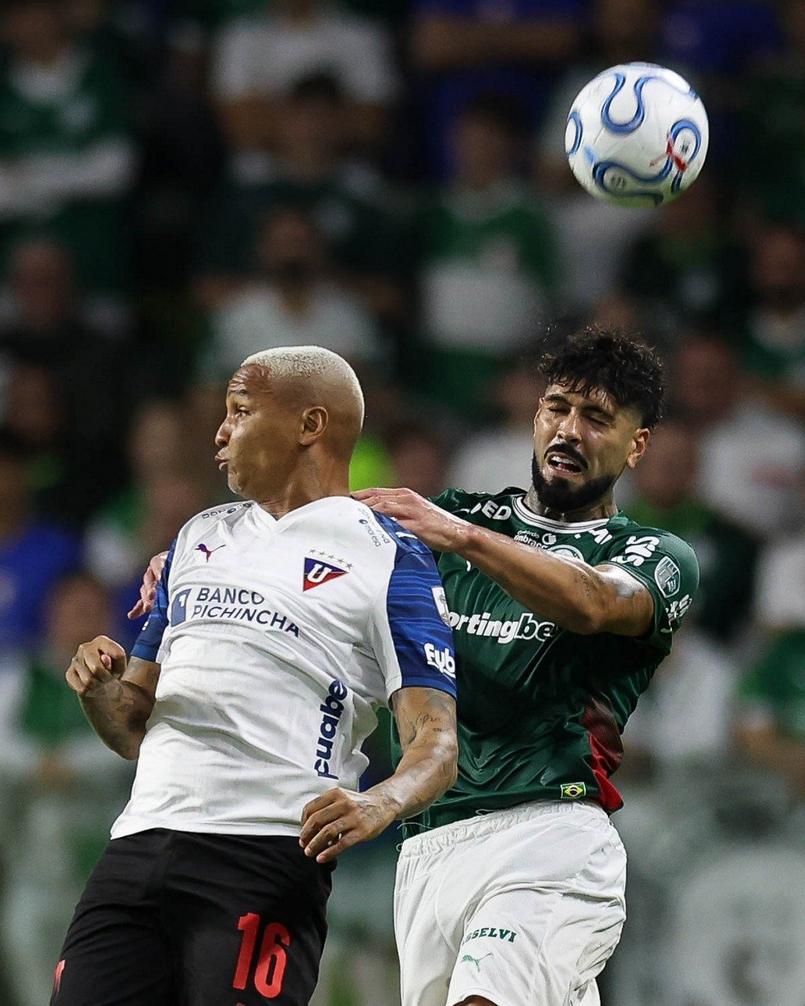 Deyverson em ação pela LDU