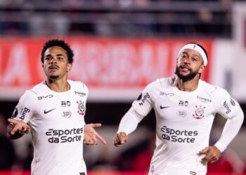 Jogadores do Corinthians comemorando gol na Libertadores