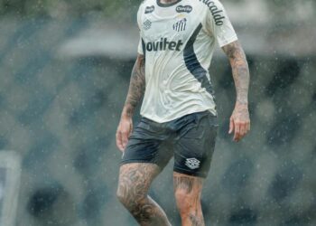 Cebolinha durante treino no Santos
