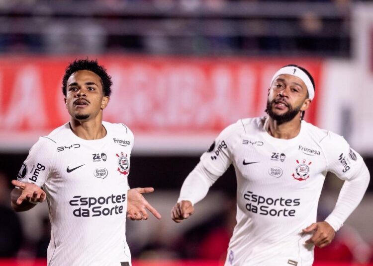 Memphis Depay em ação pelo Corinthians