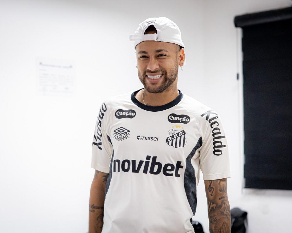 Neymar e Coutinho celebrando a nova contratação