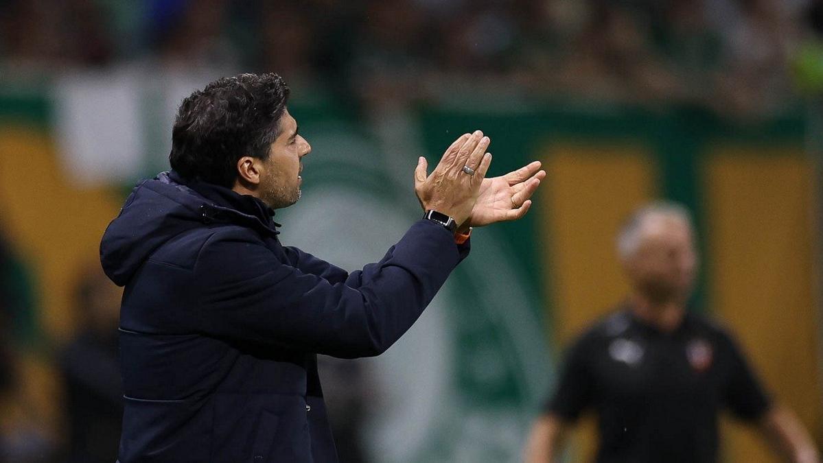 Abel Ferreira durante coletiva
