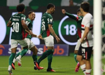 Jogadores do Palmeiras comemorando gol