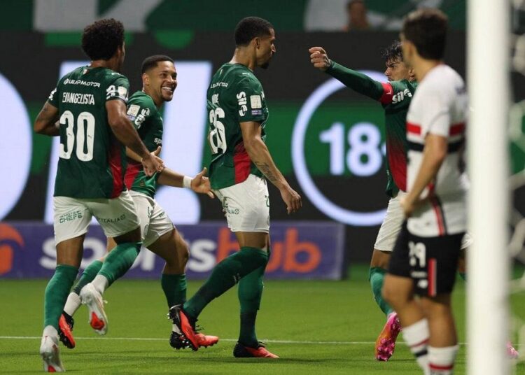 Jogadores do Palmeiras comemorando gol