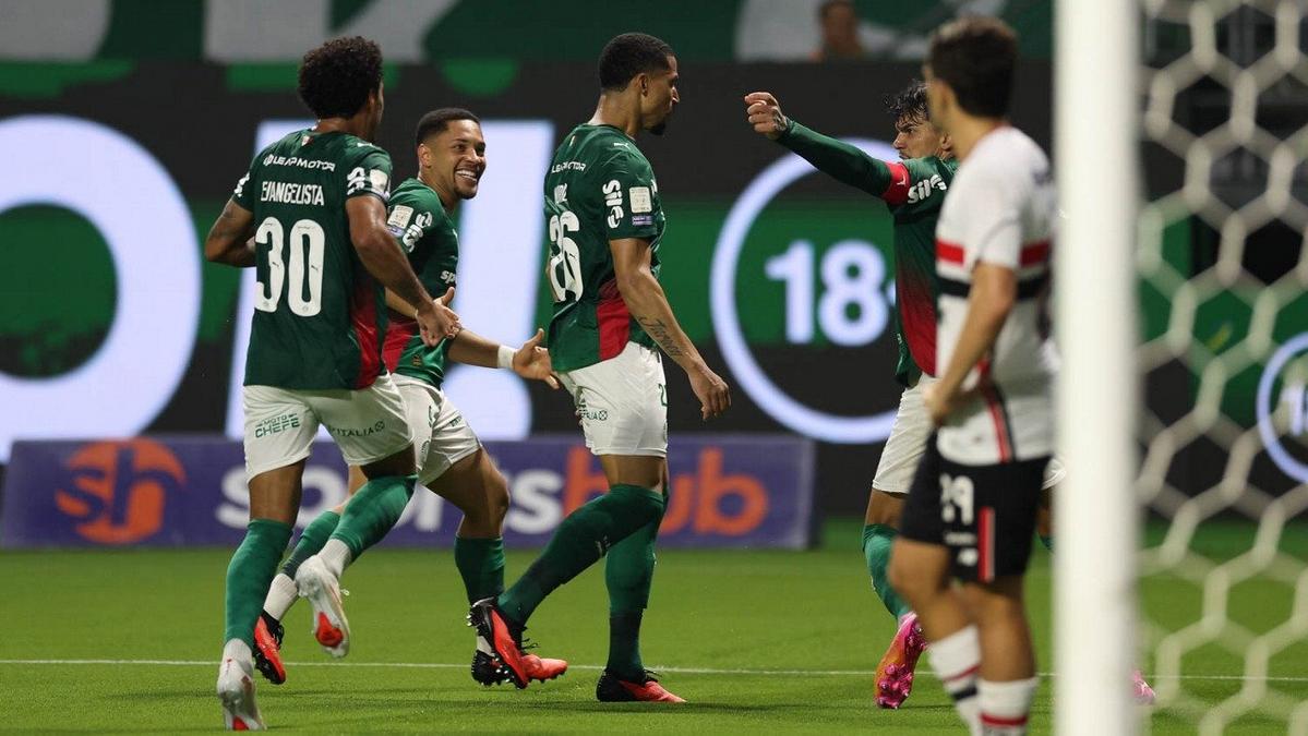 Jogadores do Palmeiras comemorando gol