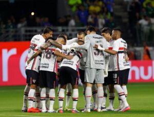 São Paulo enfrenta dificuldades e lida com pressão em clássicos