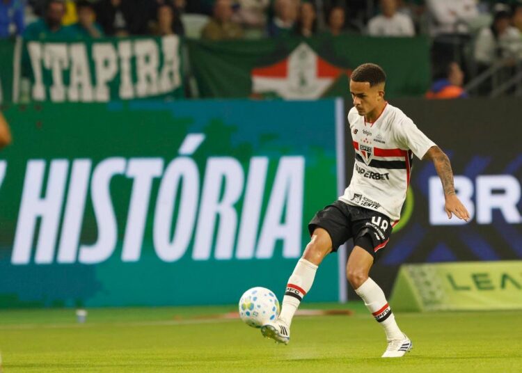 Djhordney em campo pelo São Paulo