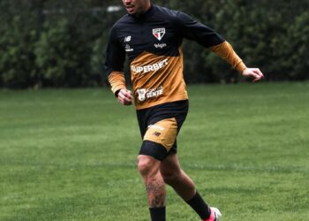 Jogador Luciano do São Paulo se prepara para jogo