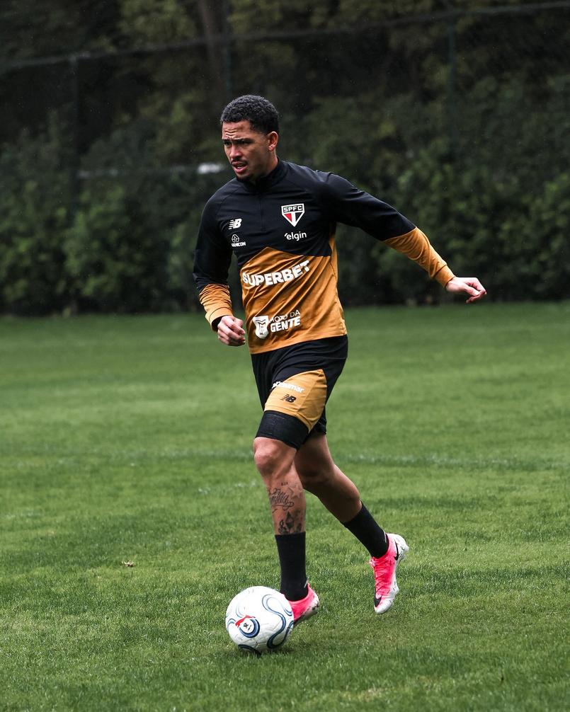 Jogador Luciano do São Paulo se prepara para jogo