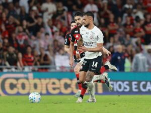 Flamengo vence Corinthians e mantém liderança no Brasileirão