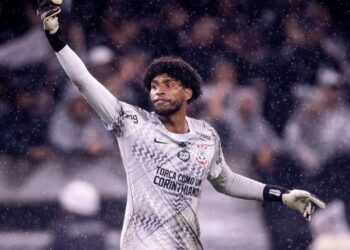 Hugo Souza em ação pelo Corinthians