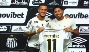 Rony presenteia Coutinho com a icônica camisa 11 no Santos