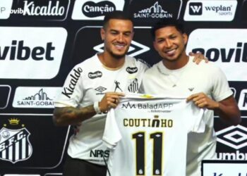 Coutinho e Rony com camisas do Santos