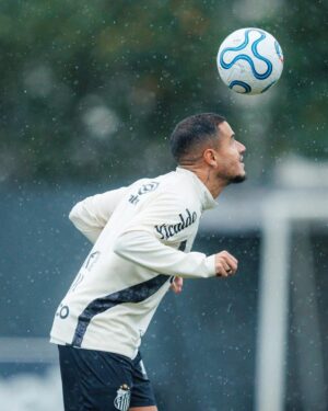 Coutinho participa de treino, mas não enfrenta o Atlético-MG